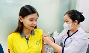 Nhiều người lớn chủ động tiêm vaccine ngừa sởi