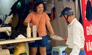 Mô hình 'đổi chai lấy sữa' mỗi sáng của người Hà Nội