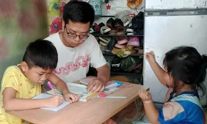 Cậu sinh viên chạy xe ôm nuôi bốn đứa cháu mồ côi