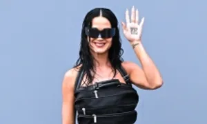 Katy Perry diện váy làm từ túi hành lý