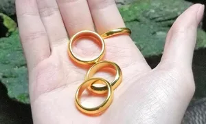 Hàng xóm nằng nặc đòi tôi 'vay vàng, trả tiền'