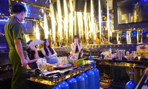 Cảnh sát giải cứu 58 nữ tiếp viên bị giam lỏng trong quán karaoke